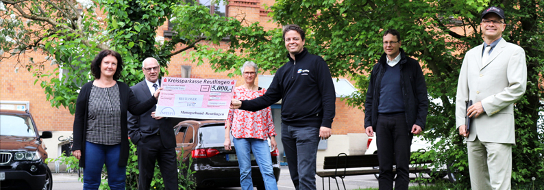 Volker Feyerabend bei Spenden&uuml;bergabe des Managerbund Reutlingen an Reutlinger Tafel